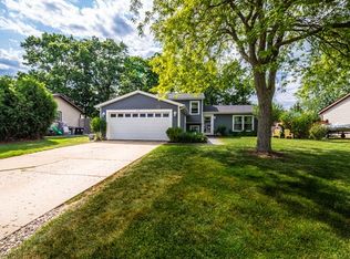 486 Forest View Rd, Lindenhurst, IL 60046