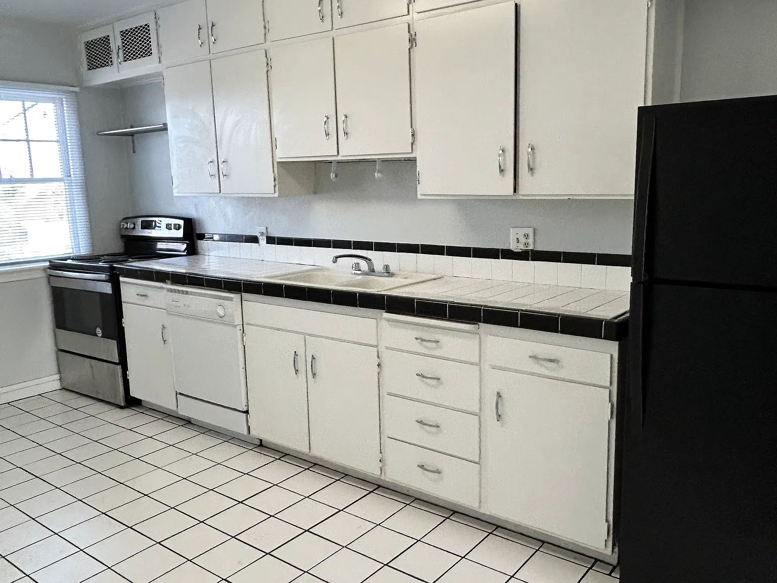 2 bed, 1100 sqft, $1,600 — Photo 2