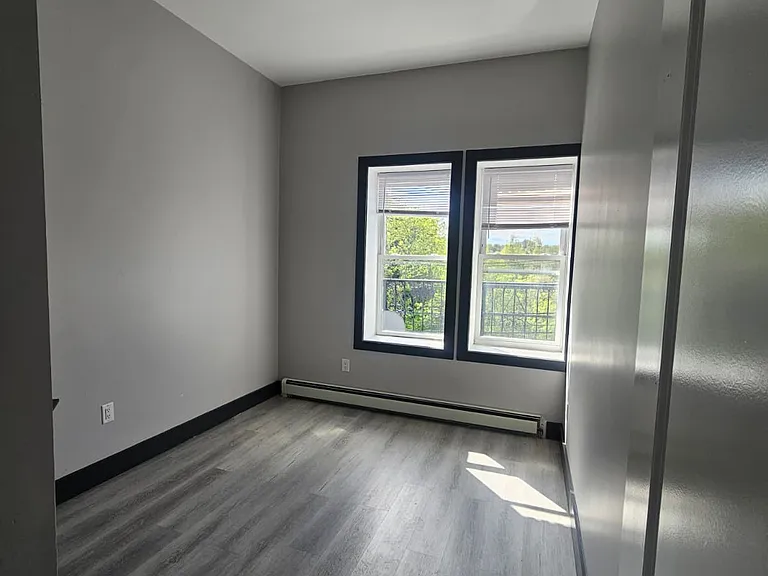 194-196 Johnson Ave #10 — Photo 6