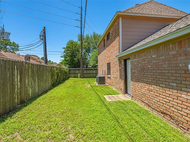 911 Montview Dr — Photo 42
