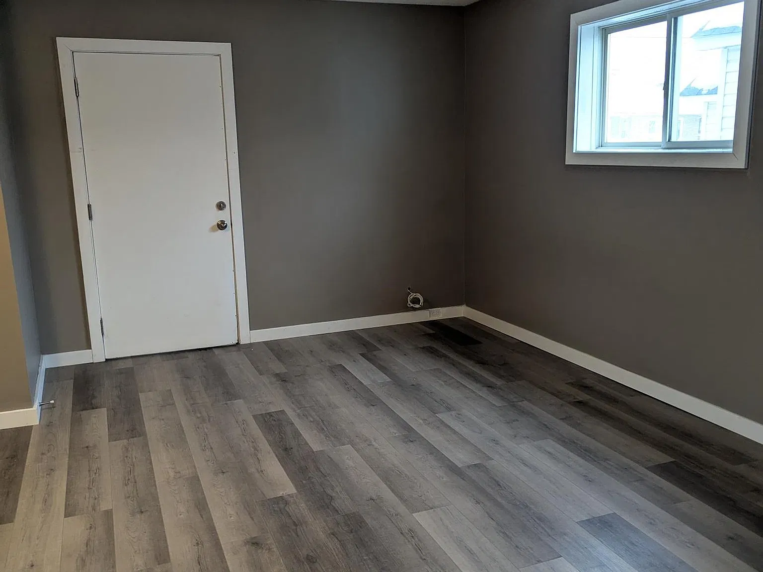 433 Woodcroft Ave — Photo 2