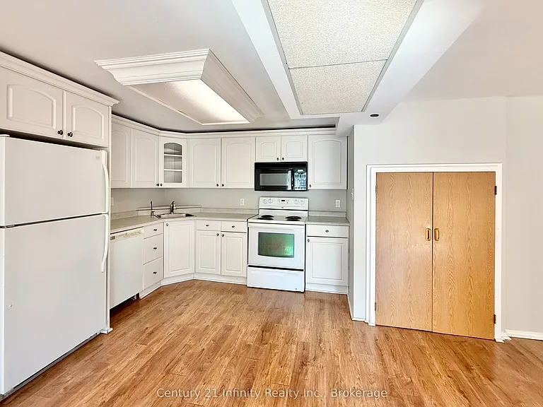 384 Leslie St — Photo 5