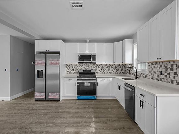 4th image of 768 Manton Ave
