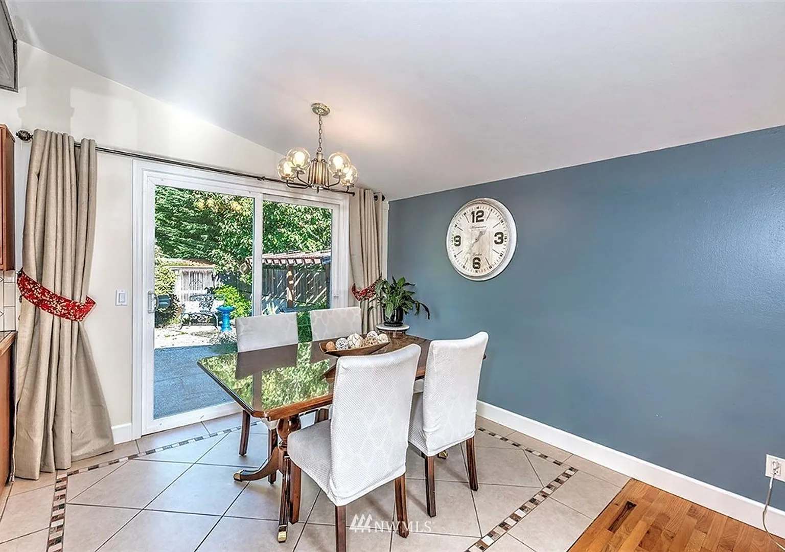 3-Bedroom Lynnwood Home Near Light Rail with Central A/C & Backyard Oasis — Photo 4