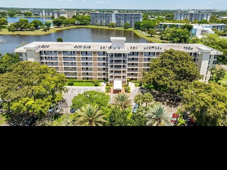 2751 N Palm Aire Dr #402 — Photo 3