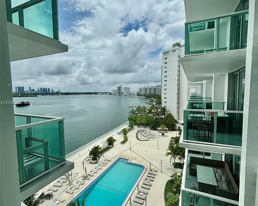 1000 West Ave #822