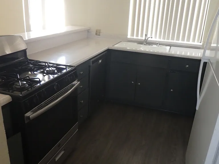 4453 Woodman Ave #9 — Photo 7