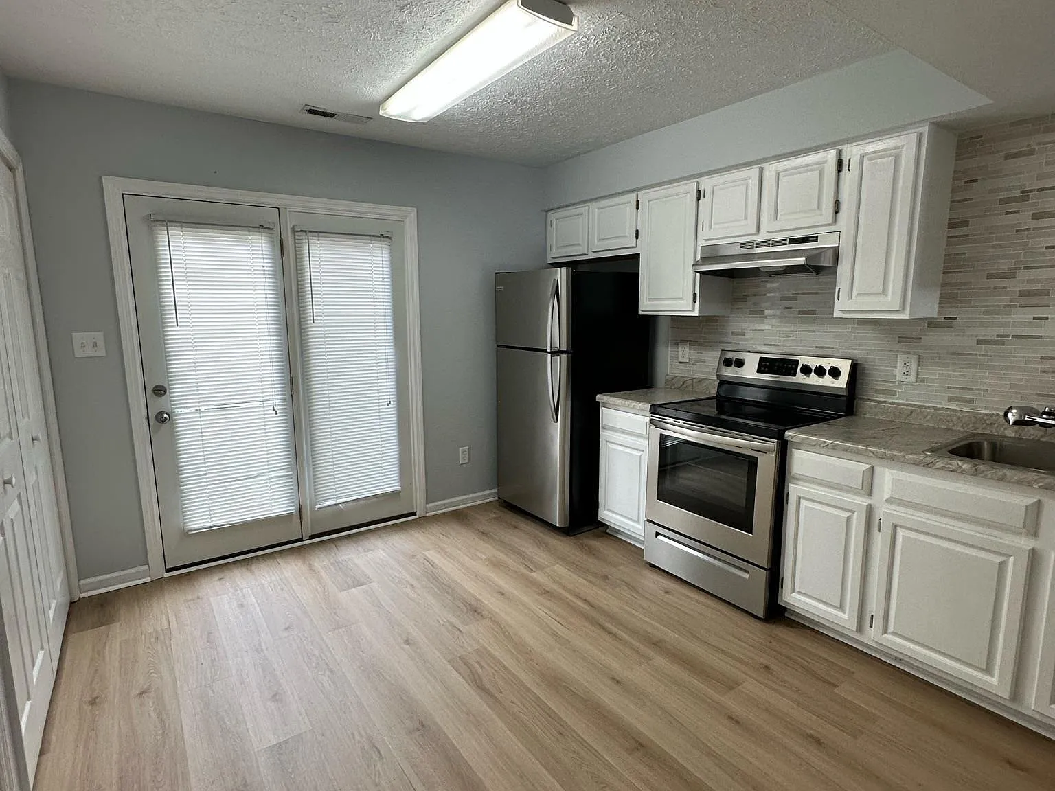 2 bed, 1.5 bath, 930 sqft, $1,395 — Photo 3