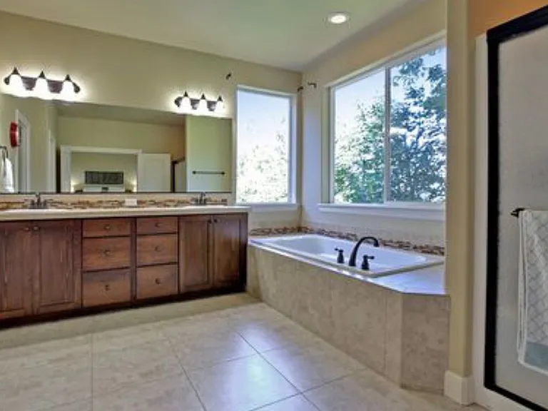 11543 NW Knightsview Ln — Photo 7