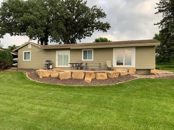 8404 Waters Edge Dr, Chanhassen, MN 55317