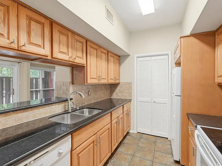 2025 Augusta Dr #605 — Photo 12