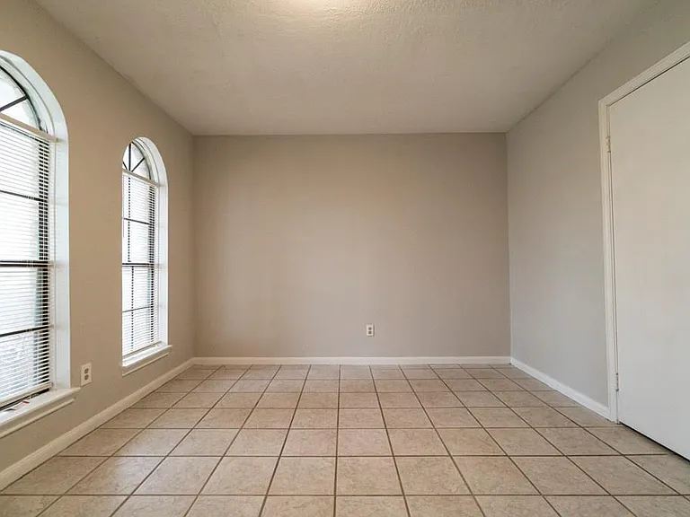 18746 Wood Glen Ln — Photo 2