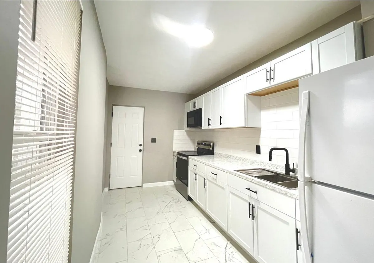 2122 Moore St — Photo 4