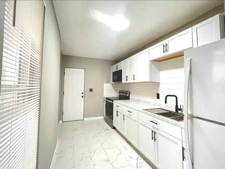 2122 Moore St — Photo 4