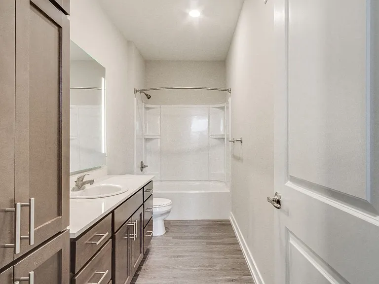 Bathroom (Spruce)