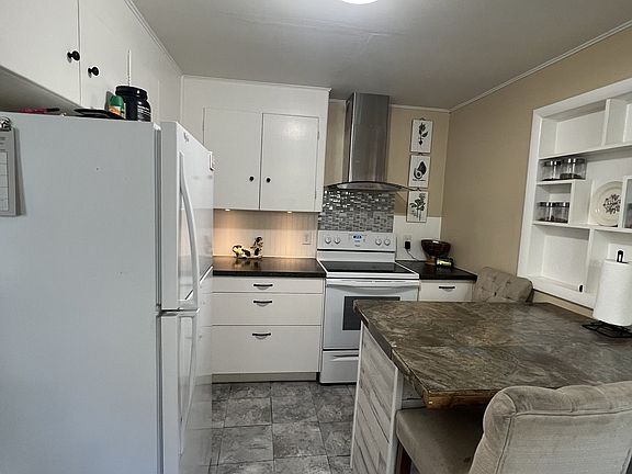5th image of 209 E 10th St