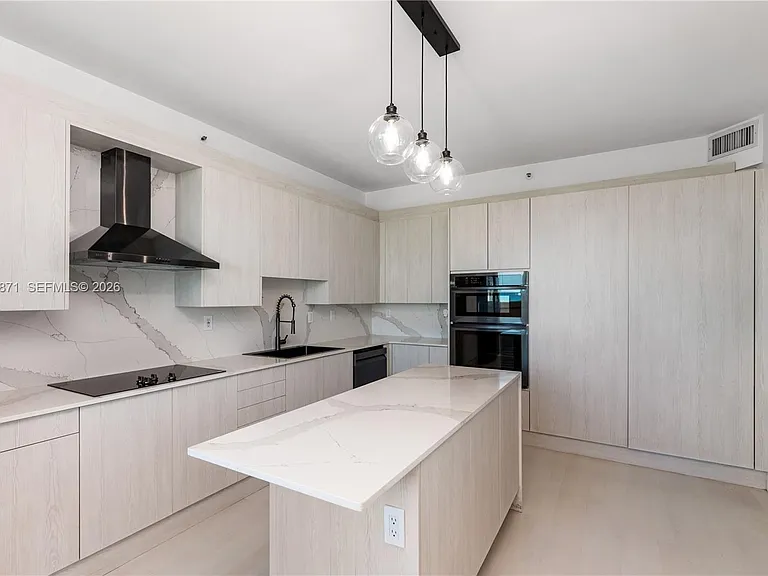 300 S Pointe Dr #907 — Photo 12