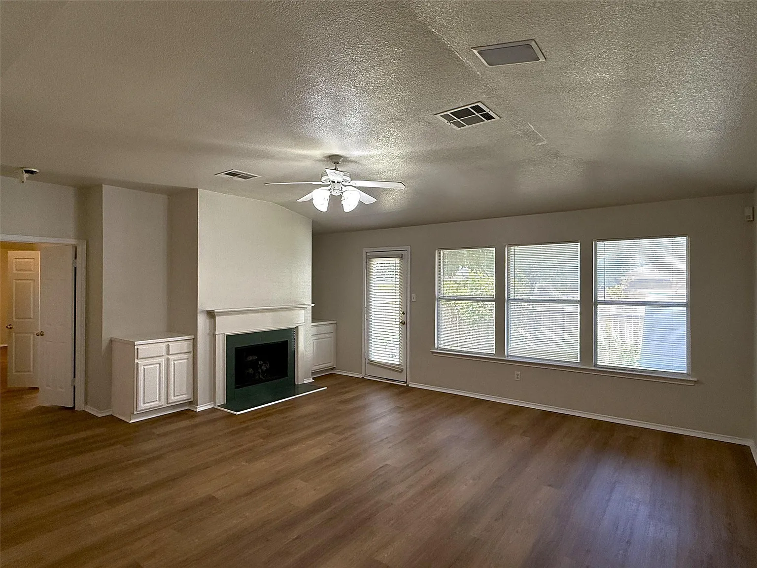 3 bed, 2.0 bath, 2148 sqft, $1,999 — Photo 4