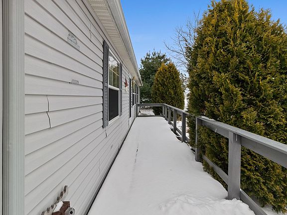 5th image of 372 Willard Dr