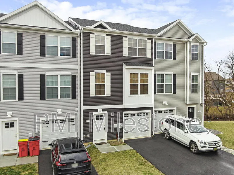 3 bed, 2.5 bath, 1900 sqft, $2,180 — Photo 2