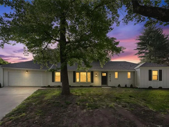 8415 Cambridge St, Leawood, KS 66206