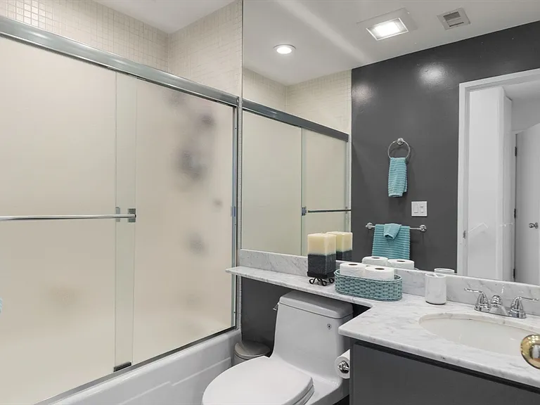 241 Perkins St #H402 — Photo 18