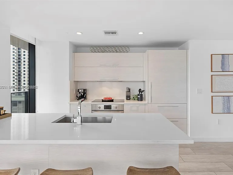 45 SW 9th St #1403 — Photo 6
