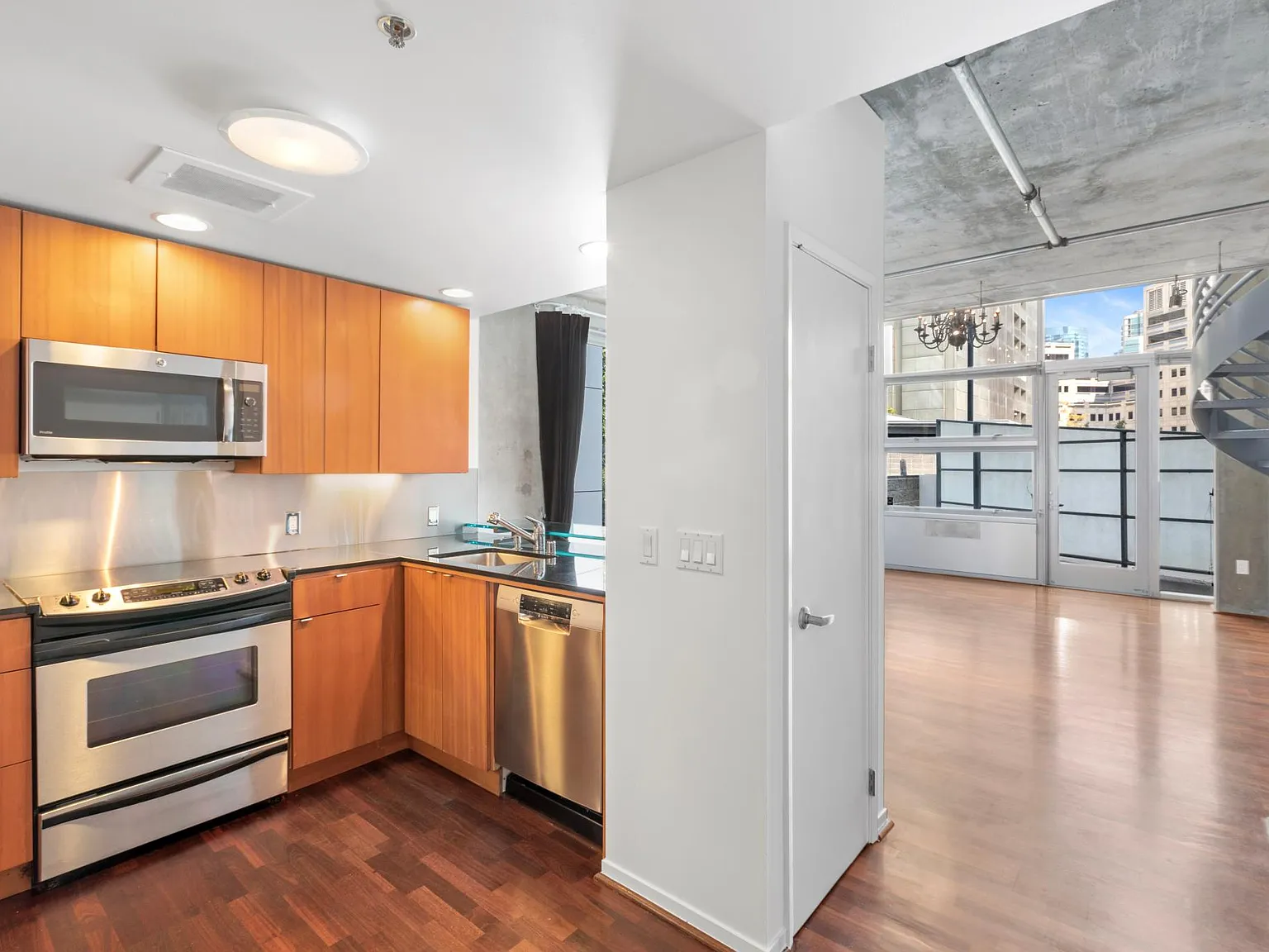 2 bed, 2.5 bath, 1613 sqft, $5,995 — Photo 4