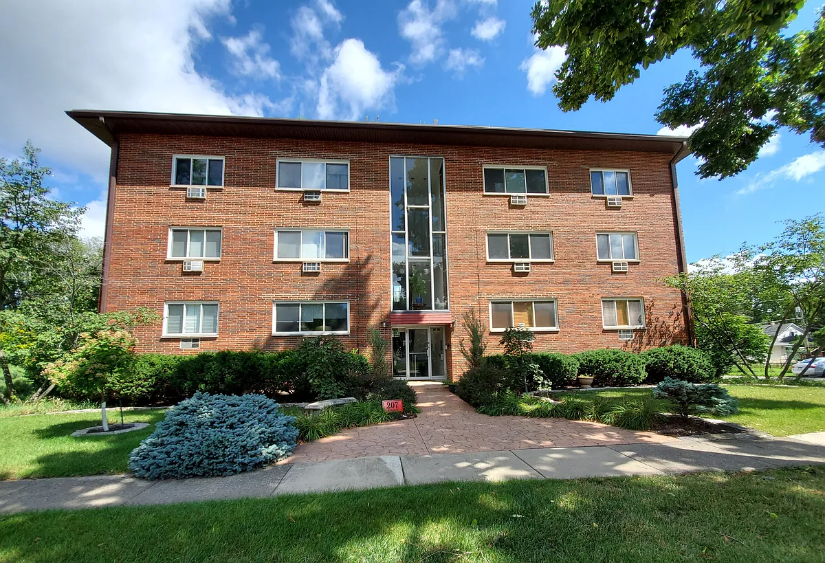 Photo 1 of 11 - 207 N Main St #304 - Crystal Lake, IL Primary Photo - 207 N Main St #304