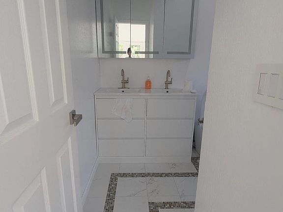 3rd image of 4032 Doane St