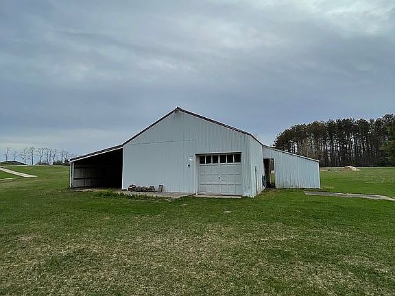 Pole barn with 2 lean-to's