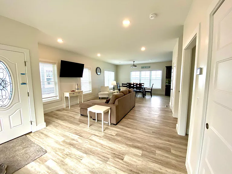 869 E Lakeshore Dr — Photo 3
