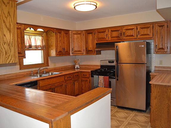 4th image of 140 E Rubicon St