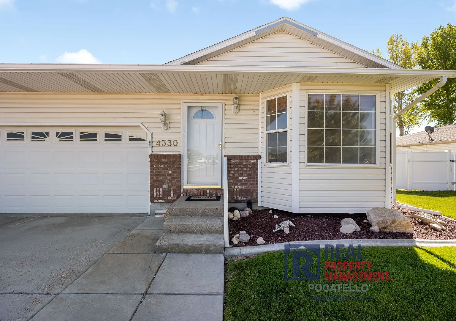 Beautiful 2 bed 2 bath twin home - 2 car garage — Photo 2