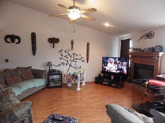 4th image of 802 Linden St