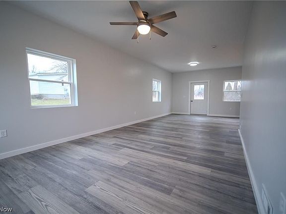 4th image of 1352 Hillcrest Dr