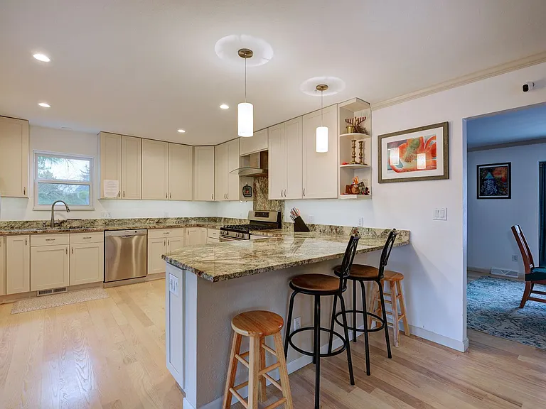 1115 Hancock Dr — Photo 3