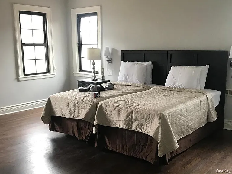 940 Smith Ln — Photo 12