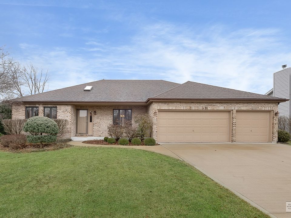 ~Welcome to 45 Robert Rd~Nice 3 car garage, newer concrete driveway, walkway & concrete front stoop!