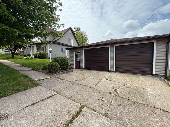 3rd image of 409 Maple St N