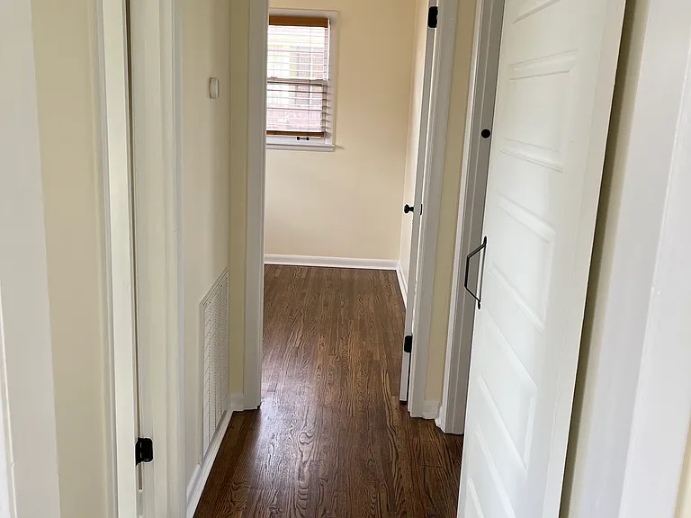 hallway looking towards bedrooms (no furnishing)