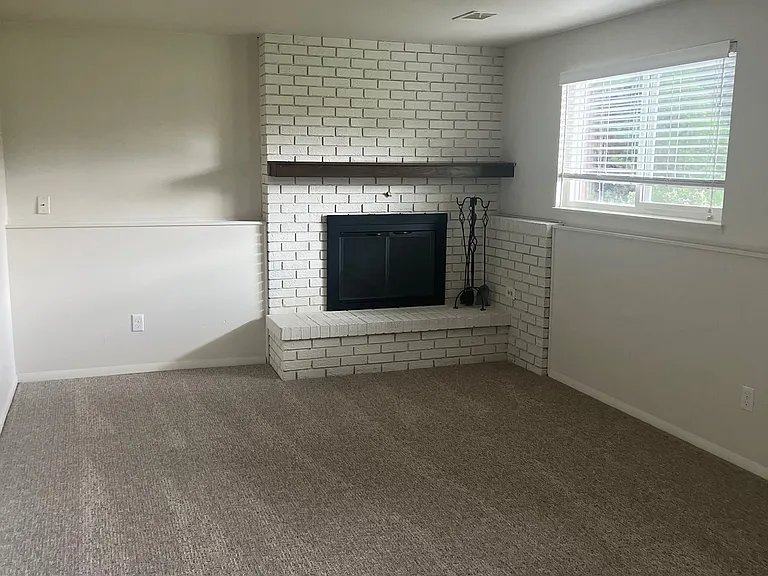 1618 Windsor Ct — Photo 17