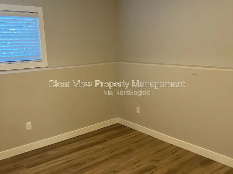 94 Sunridge Blvd W #LOWER LEVEL — Photo 11