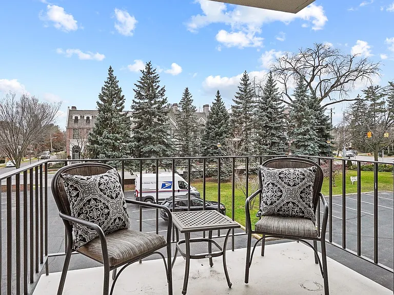 600 W Brown St #109 — Photo 26