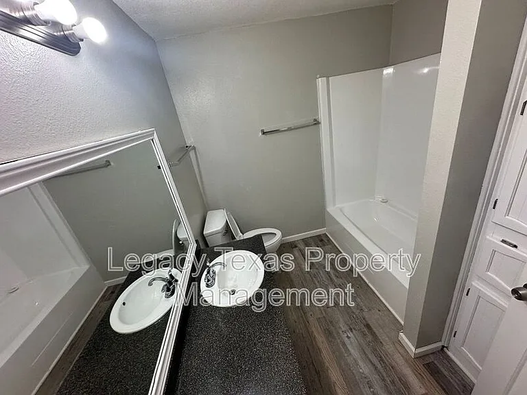 1608 Sun Valley Dr #D — Photo 17