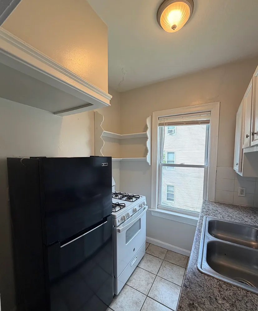 255 Fountain St, Unit 2 Fall River, MA 3 Bedrooms 1 Bathroom — Photo 3
