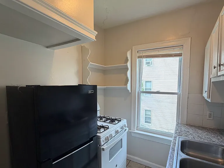 255 Fountain St, Unit 2 Fall River, MA 3 Bedrooms 1 Bathroom — Photo 3