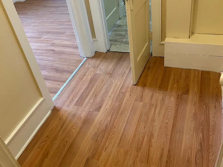 closet access to 2nd bath door