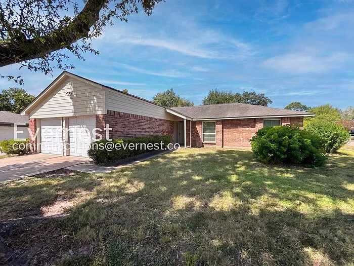 4 bed, 2.0 bath, 1554 sqft, $1,925 — Photo 2