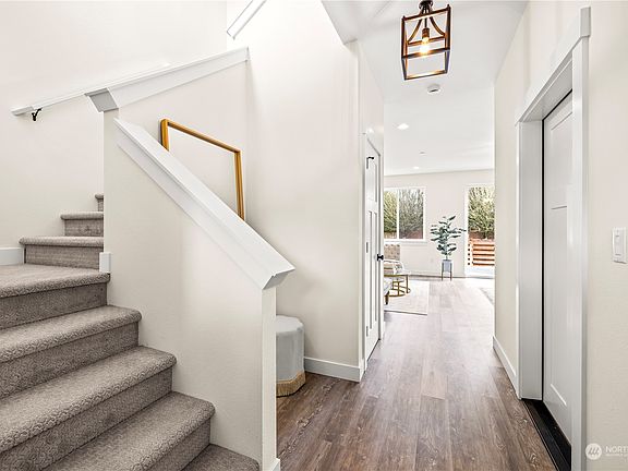 3rd image of 2555 Natola Drive SE